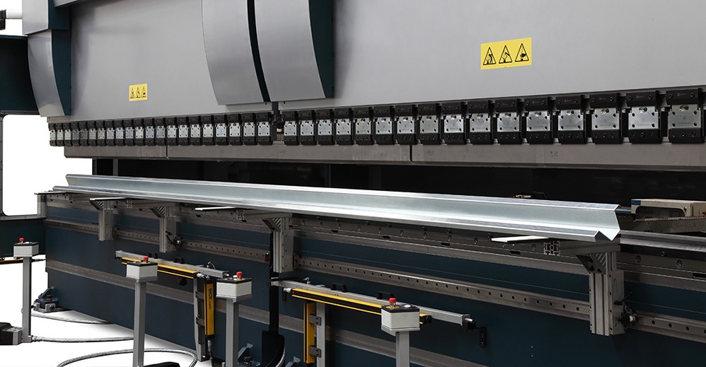 Siyah arka planda bodor CNC freze makinesi, beyaz gövde ve üstte sensörlü kontrol ünitesi görünüyor.