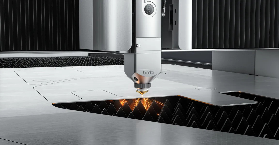 Siyah arka planda bodor CNC freze makinesi, beyaz gövde ve üstte sensörlü kontrol ünitesi görünüyor.